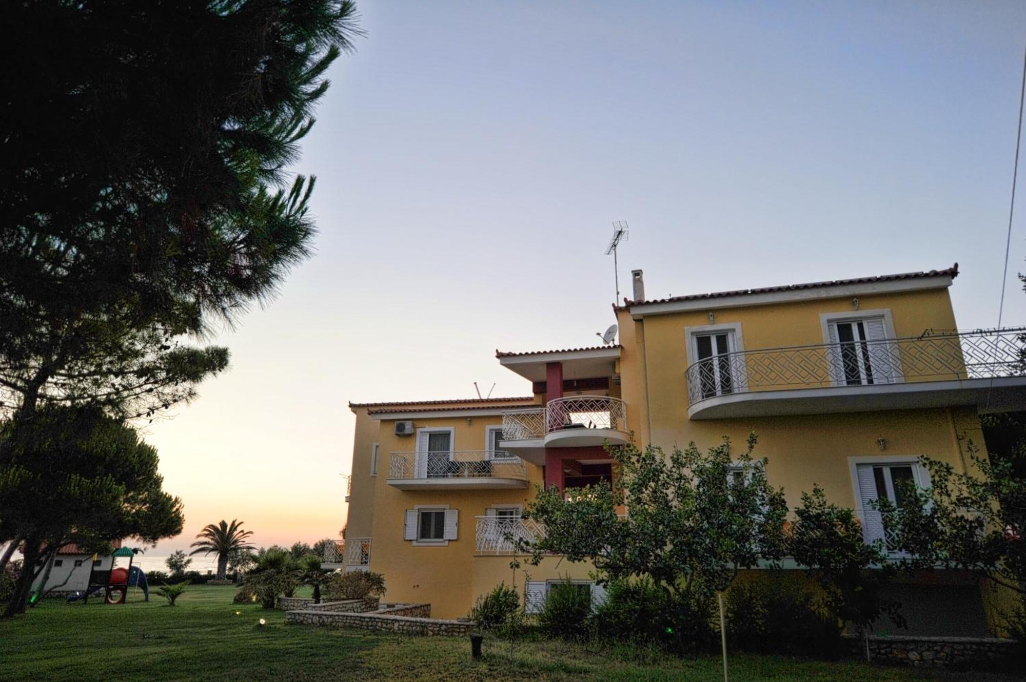 Irida Beach Resort Suites Kyparissia Exterior foto